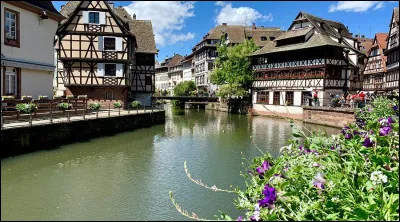 Quel nom porte ce quartier pittoresque du centre-ville historique de Strasbourg, autour des canaux de l'Ill ?