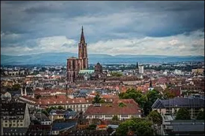 Quelle est la population de Strasbourg, dans la ville et dans l'agglomération ?