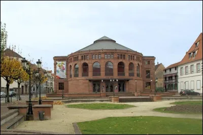 Quelle est cette ville de 36 000 habitants, deuxième ville et principal centre du nord du département ?