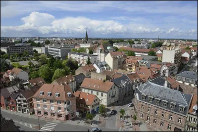 Quelle est cette ville de 34 000 habitants, la troisième du département, située dans la proche banlieue nord de Strasbourg ?