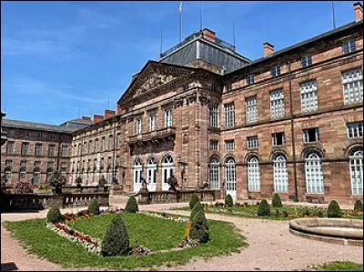 Quelle est cette ville de 11 000 habitants, située à 320 m d'altitude sur un col séparant les basses Vosges gréseuses du Nord et les hautes Vosges gréseuses et connue pour le château des Rohan ?