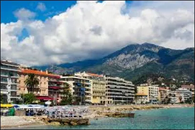 Quelle est cette ville française de 30 000 habitants, située sur la côte méditerranéenne et limitrophe de l'Italie ?
