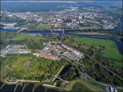 La ville polonaise de Kostrzyn, 18 000 habitants, a été bâtie comme place forte stratégique surplombant la confluence de l'Oder et de la Warta : de quel pays est-elle limitrophe ?