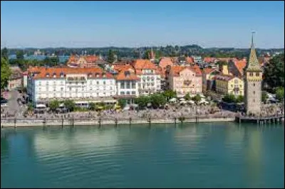 Quelle est cette ville allemande de 26 000 habitants, située sur les rives du Bodensee, à la frontière de l'Autriche ?