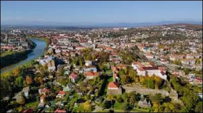 Dans quel pays se trouve la ville d'Oujhorod, ville de 115 000 habitants située en Ruthénie subcarpathique et bordée par la frontière avec la Slovaquie ?