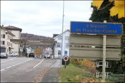 Quelle est cette ville française de 5 500 habitants, située en Franche-Comté à la frontière franco-suisse, à 10 km de la ville suisse de Porrentruy ?