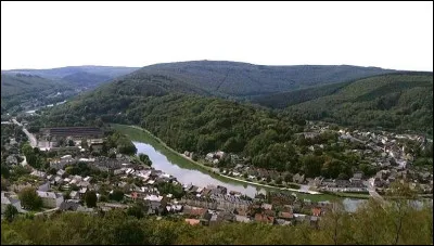 Quelle est cette petite ville française de 3 000 habitants, située dans une boucle de la Meuse à la frontière belge ?
