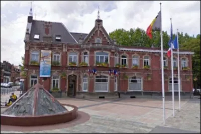 Quelle est cette ville française de 20 000 habitants, située à l'extrémité nord de l'agglomération lilloise, limitrophe de la Belgique ?