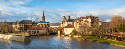 Quelle est cette ville française de 7 300 habitants, située sur les rives de l'Alzette, à la frontière du Luxembourg ?