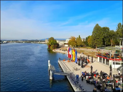 Quelle est cette ville française de 7 400 habitants, doublement frontalière, limitrophe de la Suisse et séparée de l'Allemagne par le Rhin ?
