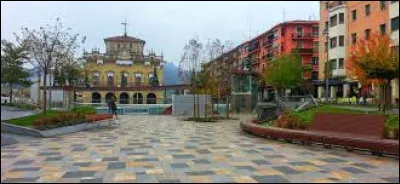 Quelle est cette ville espagnole de 63 000 habitants, limitrophe de la ville française d'Hendaye dont elle est séparée par la Bidassoa ?