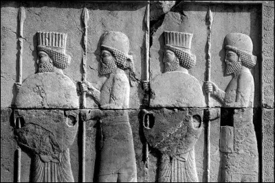 Quelle civilisation fut gouvernée par les rois Xerxès Ier, Cyrius II et Darius Ier ?