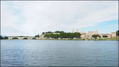 Avignon est située sur la rive gauche de quel fleuve ?