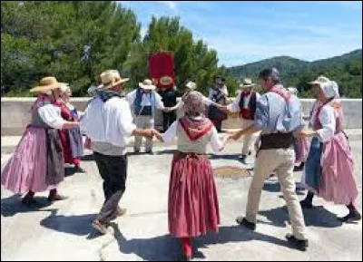 Quelle est cette danse emblématique d'Avignon et de toute la Provence ?