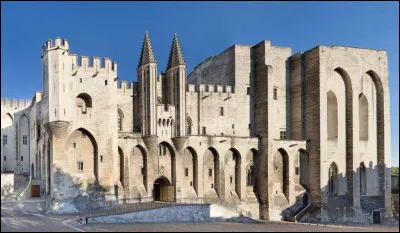 Quel est le nom de ce palais célèbre d'Avignon ?