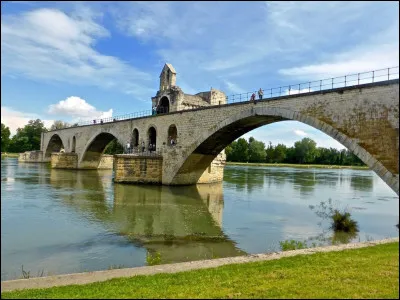 Quel est le vrai nom du pont d'Avignon ?
