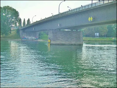 Quel est le nom de ce célèbre pont enjambant le Rhin qui relie la France à L'Allemagne ?