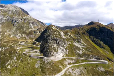 Quel est le nom de ce massif où le Rhin prend sa source ?