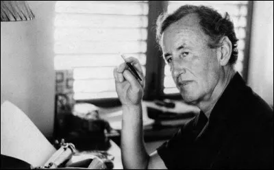 Qui est cet &eacute;crivain anglais, auteur du roman d'espionnage ''James Bond contre Dr No'' ?
