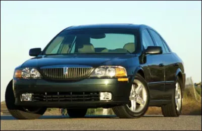 Est-ce que je peux considérer que mettre le V8 issu de la Chevrolet Corvette dans cette berline est une mise en abyme ? En effet, chez Chevrolet et sa maison mère General Motors, il existe une famille de moteurs qui porte le même nom que le modèle en illustration. Quel est le nom de ce moteur et de cette voiture ?