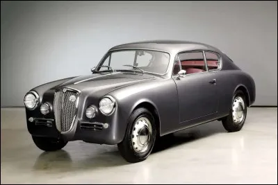 Icône italienne des années 50, célèbre pour avoir introduit l'un des premiers moteurs V6 de série et pour sa magnifique version coupé, la B20. Qui suis-je ?