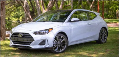 Dotée d'une configuration de portes unique, cette compacte est reconnaissable par son nombre de portes différent d'un côté de l'autre de la voiture. En effet, elle dispose d'une grande porte côté conducteur et deux portes côté passager. Quelle est cette voiture ?