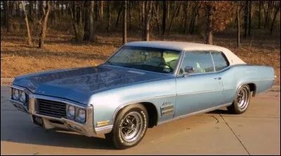 Un nom qui évoque une bête sauvage et qui a été utilisé pour plusieurs concept cars futuristes dans les années 50 avant de devenir un modèle de production. Quelle est cette voiture ?