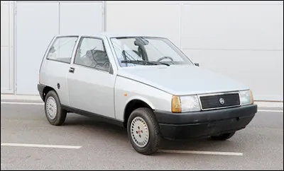 Si vous cherchiez une voiture à un petit prix, je vous aurais recommandé des citadines mais ces voitures sont aujourd'hui en voie de disparition. Dans un esprit de nostalgie, je me replonge dans la longue liste des citadines jamais produites et je suis tombé sur cette voiture. Quel nom a été posée sur cette citadine ?