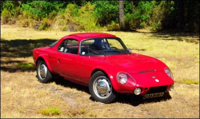 Dans les années 60, le moteur des voitures sportives était encore placé à l'avant du véhicule. Parmi les modèles à la conception atypique, nous avons cette sportive qui voit son moteur monter en position centrale arrière. Quelle est cette voiture ?