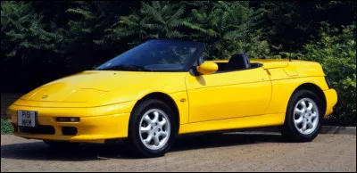 Nommé selon une espèce de cervidé, ce cabriolet a d'abord été produit par la marque de Colin Chapman avant de poursuivre une nouvelle vie en Asie. Quelle est cette Lotus qui ne porte plus le nom de Lotus ?