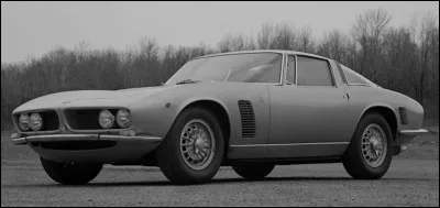 Avant de se lancer dans l'automobile, son constructeur était connu pour produire des réfrigérateurs. La voiture en illustration est éloignée d'un réfrigérateur mais rien ne l'empêche d'être une beauté. Quel est le nom de cette voiture ?