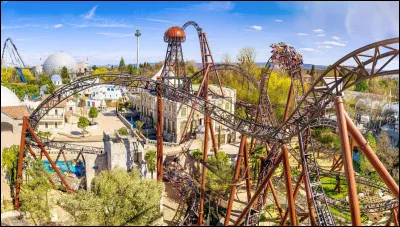 Combien y a-t-il d'attractions au parc Europa-Park ?