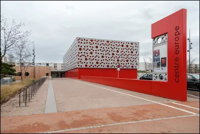 Dans quelle ville se trouve la salle de spectacle "Europe" ?