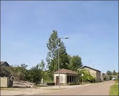 Je vous emmène en Lorraine, à Valfroicourt. Village de l'aire d'attraction Vittel-Contrexéville, il se situe dans le département ...