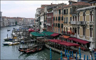 À quel écrivain faut-il attribuer le roman "Les Voyages de Gulliver" ?