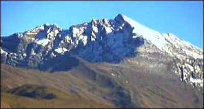 De quelle île le piton des Neiges est-il le point culminant avec 3 070 mètres d'altitude ?
