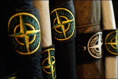 Chez quel groupe culturel la marque "Stone Island" est-elle devenue particulièrement populaire au Royaume-Uni, dans les années 90 ?