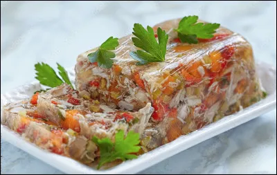 Quel est le nom de cette de spécialité de charcuterie à base de viande blanche et de farce, le tout cuit en gelée ?