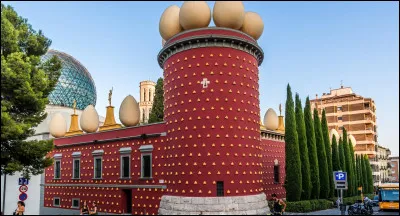 Dans quelle ville espagnole est-il possible d'explorer le théâtre-musée de Salvador Dalí ?