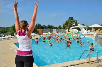 Que fait cette animatrice le matin dans la piscine du camping ?