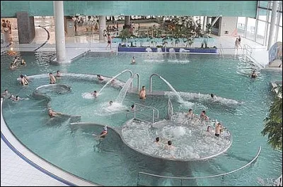 Quelle ville accueille la plus grande piscine de France ?