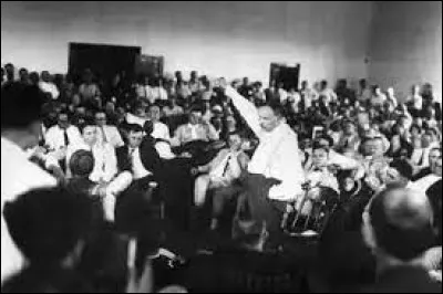 Le 21 juillet 1925, se déroule aux Etats-Unis, dans le Tennessee, un procès appelé "procès du singe" : qu'est-ce qui est au centre du procès ?