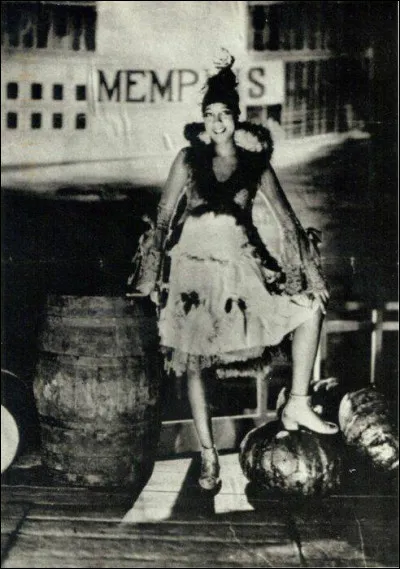 Quel est ce spectacle musical créé en 1925 à Paris où Joséphine Baker rencontre un grand succès ?