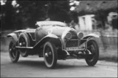 En 1925, se dispute la troisième édition des 24 heures du Mans ; la course voit la victoire d'une voiture française :