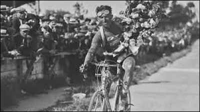 La 19e édition du Tour de France voit la victoire de ce coureur italien qui l'emporte pour la deuxième année consécutive :