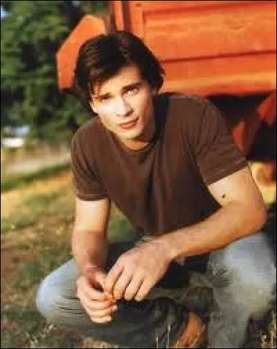 Quel super-héros l'acteur Tom Welling a-t-il incarné dans la série "Smallville" ?