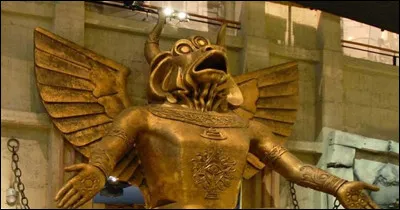 Afin de sauver Carthage des mercenaires, les grandes familles de la ville doivent sacrifier l'un de leurs fils au dieu Moloch, que fait Hamilcar pour ne pas donner son fils Hannibal en sacrifice ?