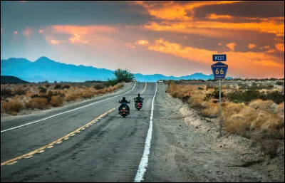 Comment se nomme cette partie du sol sur laquelle roulent les camions, les voitures, les motos... ?