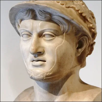 Quel souverain entré en guerre contre Rome renonce finalement à marcher sur la ville adverse après avoir vaincu les Romains à la bataille dAusculum ?