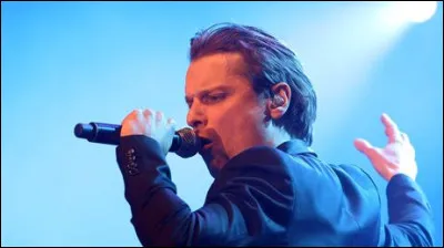 Quel auteur-compositeur s'est fait connaître en chantant "Y a une fille qu'habite chez moi" ?